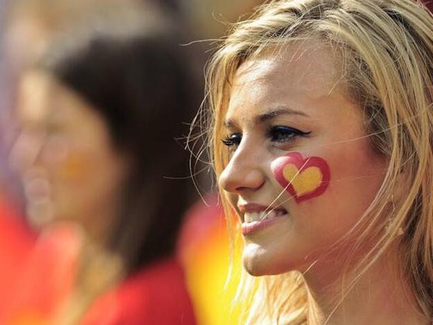 Una aficionada, durante una competición de la Selección española de fútbol./GTRES