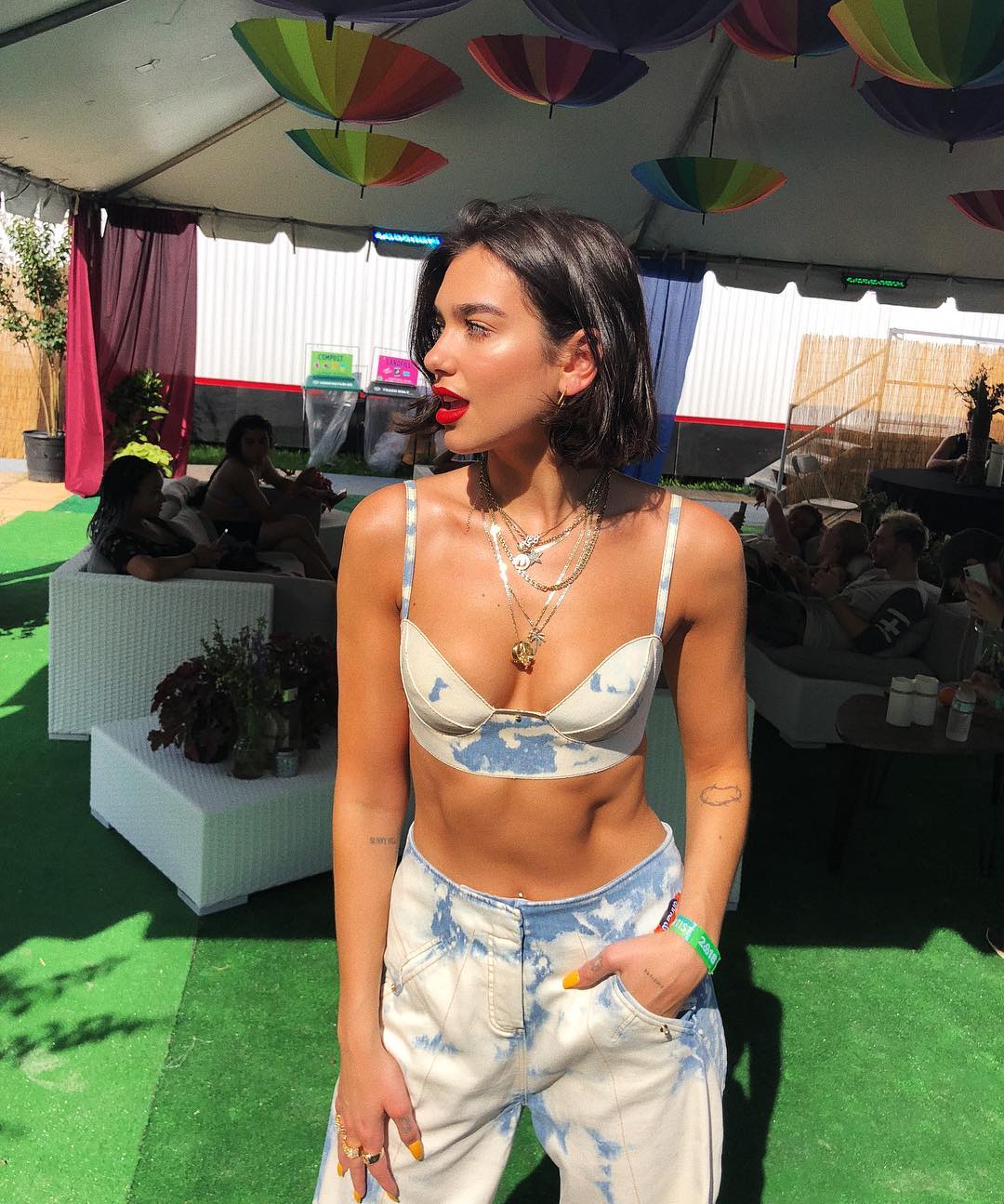 Looks de conjunto a juego de famosas: Dua Lupa, en denim desteñido