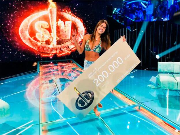 Sofía Suescun posa con su cheque en el plató de 'Supervivientes 2018' tras ganar el 'reality'./twitter.