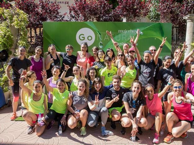 La periodista Cristina Mitre junto a los monitores de Tigers Running Club y nuestras lectoras. Ellas fueron las protagonistas que iniciaron el evento con una buena sesión de street running.