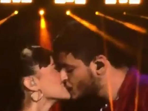 Aitana y Cepeda se besaron en el concierto de OT en el Bernabéu./d.r.