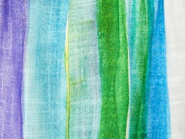 La tela de esta prenda lleva un estampado de acuarela con rayas verticales y mezcla de colores.