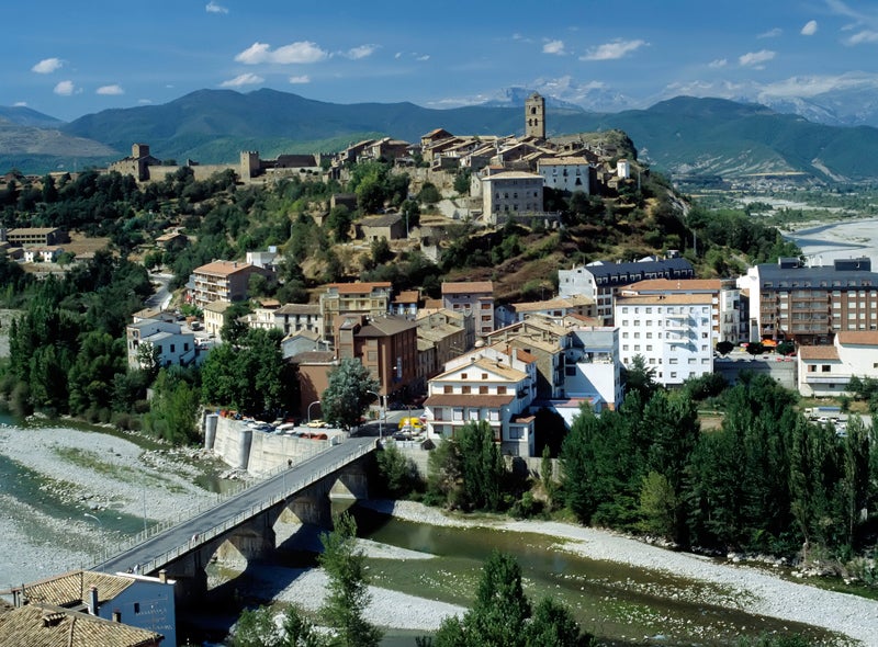 Los 10 pueblos más bonitos de Aragón para el verano: Aínsa (Huesca)