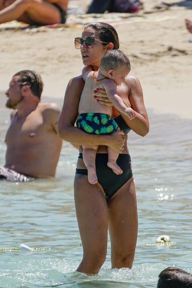 Tamara Gorro con su hijo Antonio en brazos en Ibiza./gtres.
