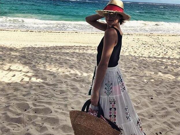 Pincha en la foto de Olivia Palermo para descubrir por qué Santorini es el destino de moda entre las famosas/Instagram