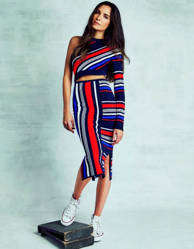 Vestido de Gigi Hadid para Tommy Hilfiger y zapatillas de Converse