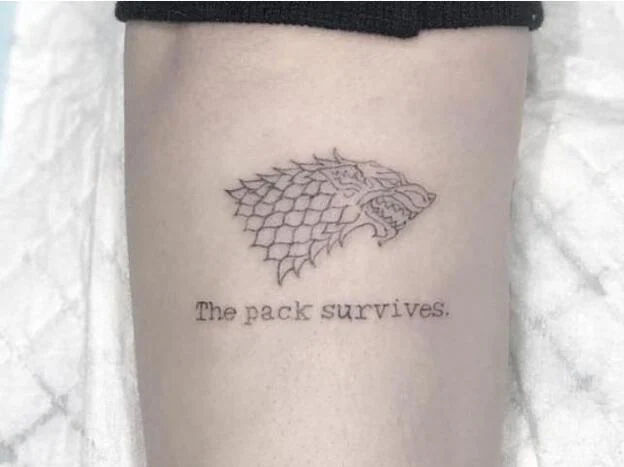 Sophie Turner se tatua una frase que podría desvelar el final de la serie de 'Juego de Tronos'.