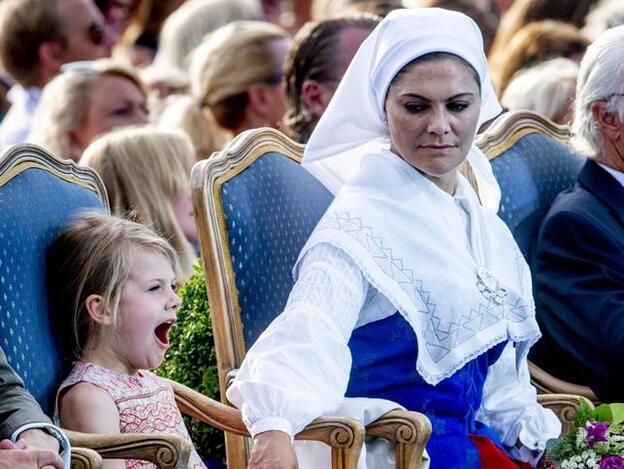 Victoria de Suecia y su hija, la princesa Estelle, que bosteza durante la celebración del cumpleaños de la heredera del trono sueco./gtres