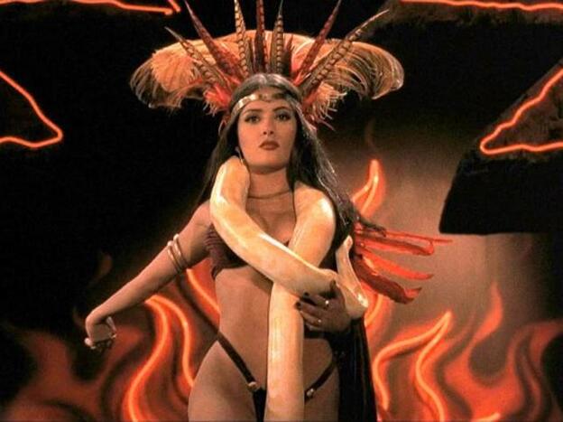 Hace 22 años del mítico baile de Salma Hayek, abrazada a una serpiente, en la película Abierto hasta el amanecer./d.r.