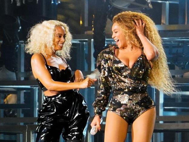 Beyoncé junto a su hermana, también cantante, Solagne. Pincha en la galería para ver todos los looks de alta costura que lució Beyoncé en su último concierto en París.