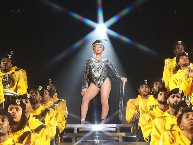 Beyoncé y su ejército de "panteras negras" durante un concierto. Haz click en la imagen para ver todos los looks que Beyoncé ha lucido en el festival de Coachella 2018.