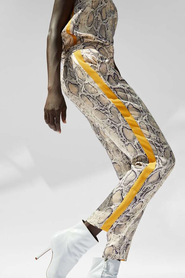 Pantalones con estampado de serpente de Zara.