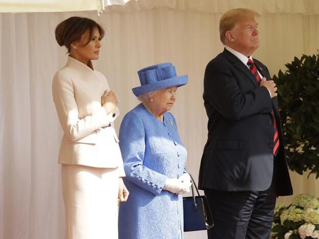 Donald y Melania Trump flanqueando a la reina Isabel de Inglaterra./gtres