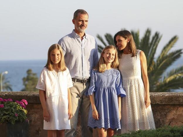 Los Reyes y sus hijas han posado por primera vez en el Palacio de la Almudaina./gtres