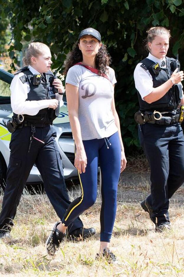 Lilly Becker llegando al que fue su domicilio familiar escoltada por la policía./gtres.