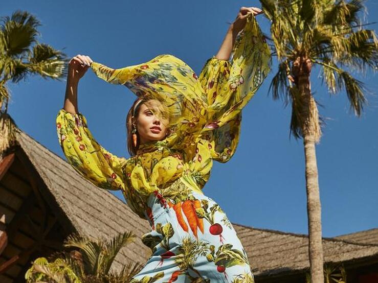 Vestidos de flores, flecos y plumas: el código del verano