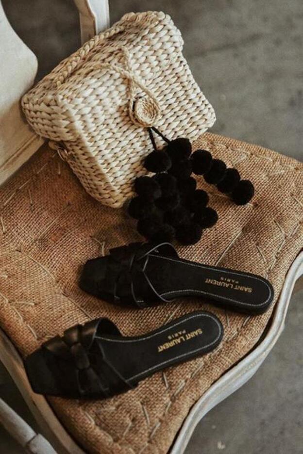 Sandalias Yves Saint Laurent en color negro.