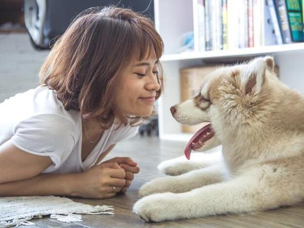 Mujer jugando con su perro