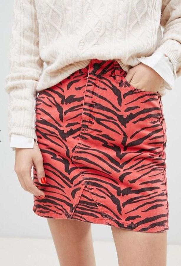 Ni serpiente, ni leopardo. El animal print que despunta es este. Minifalda denim