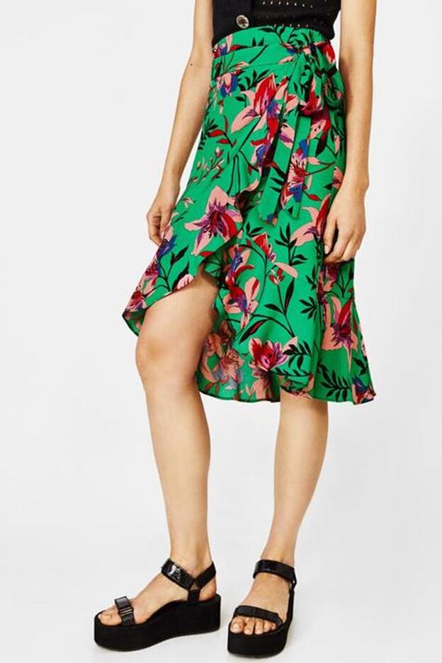 Falda pareo de volantes y con estampado floral de Bershka.