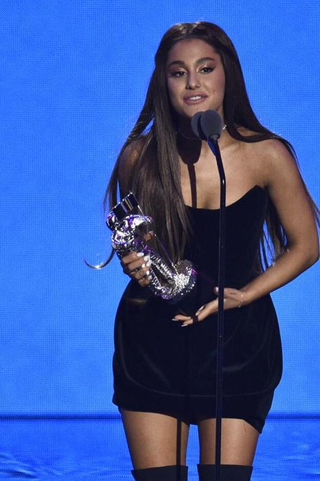 Ariana Grande recoge el premio MTV al mejor video pop por 'No Tears Left to Cry'./GTRES.