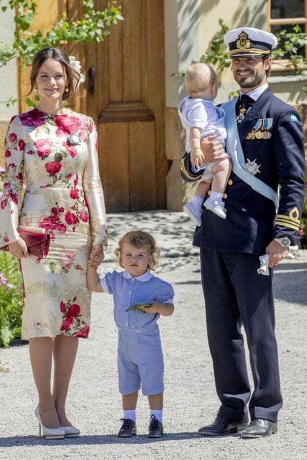 Carlos Felipe de Suecia y su mujer, Sofía Hellqvist, con sus dos hijos, Alexander y Gabriel./Gtres