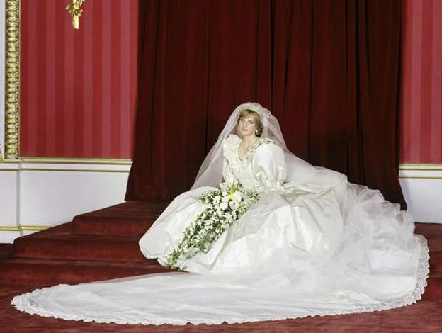 Diana de Gales posa el día de su boda con el mítico vestido que llevó./d.r.