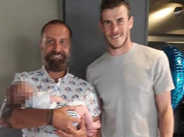 Martin Rhys-Jones sostienen brazos a su nieto junto a Gareth Bale en la polémica foto.