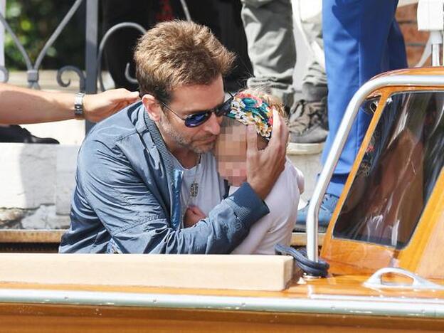 Bradley Cooper junto a su hija Lea, en Venecia./gtres