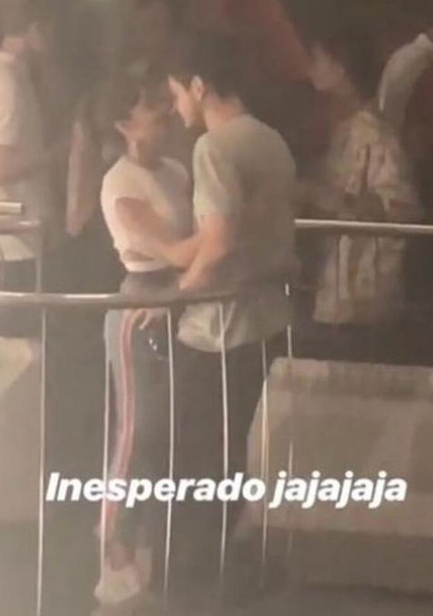 Aitana y Luis Cepeda se besan en una discoteca de Madrid.