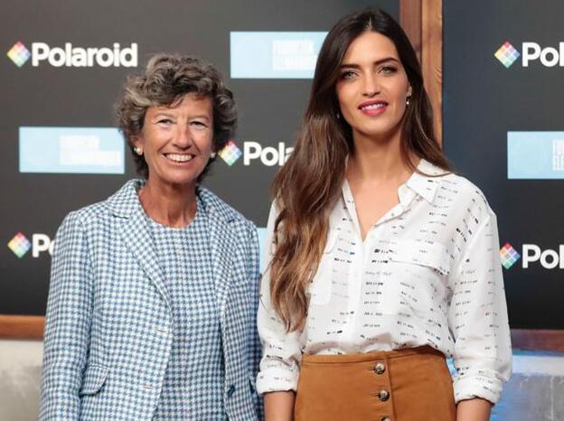 La doctora Elena Barraquer junto a Sara Carbonero durante el acto.