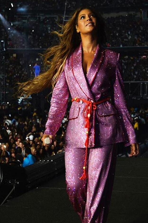 Beyoncé se suma a la tenencia traje. En la imagen con un traje morado de lentejuelas.