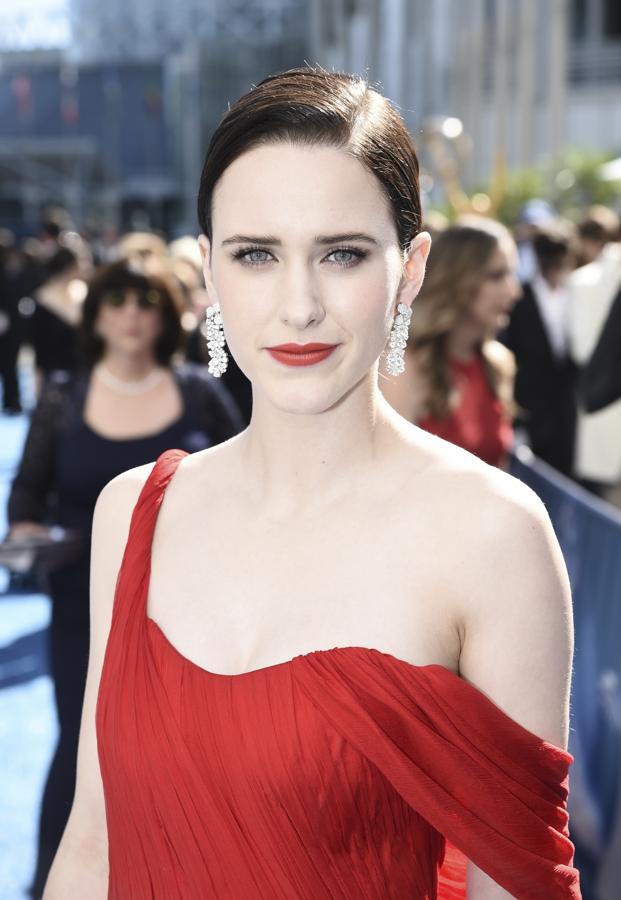 Lo mejor de la belleza de los Emmy 2018: Rachel Brosnahan