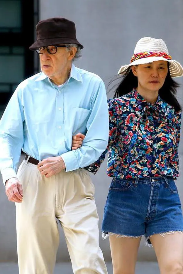 Woody Allen y Soon-Yi Previn paseando por las calles de Nueva York hace unas semanas./gtres