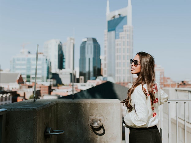 Las personas que viven en áreas contaminadas presentan un 20% más de manchas en la piel, sobre todo en frente y mejillas./Unsplash: brooke Cagle