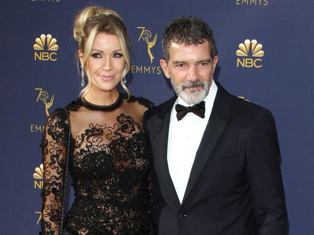 Antonio Banderas y Nicole Kimpel en la gala de los premios Emmy 2018./gTRES