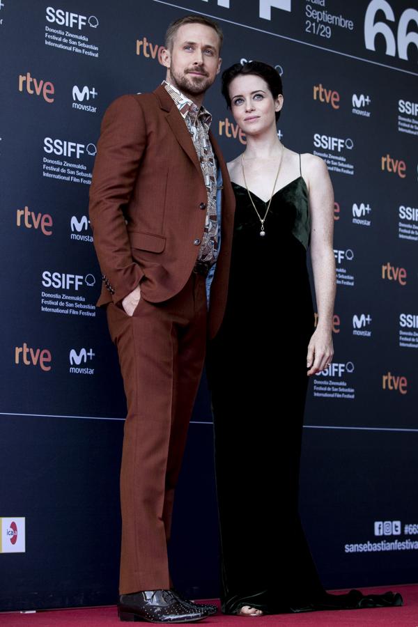 Claire Foy, con 'slip dress' verde botella, junto a Ryan Gosling