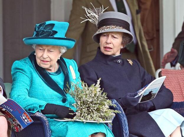 La reina Isabel de Inglaterra junto a su hija, la princesa Ana./Gtres