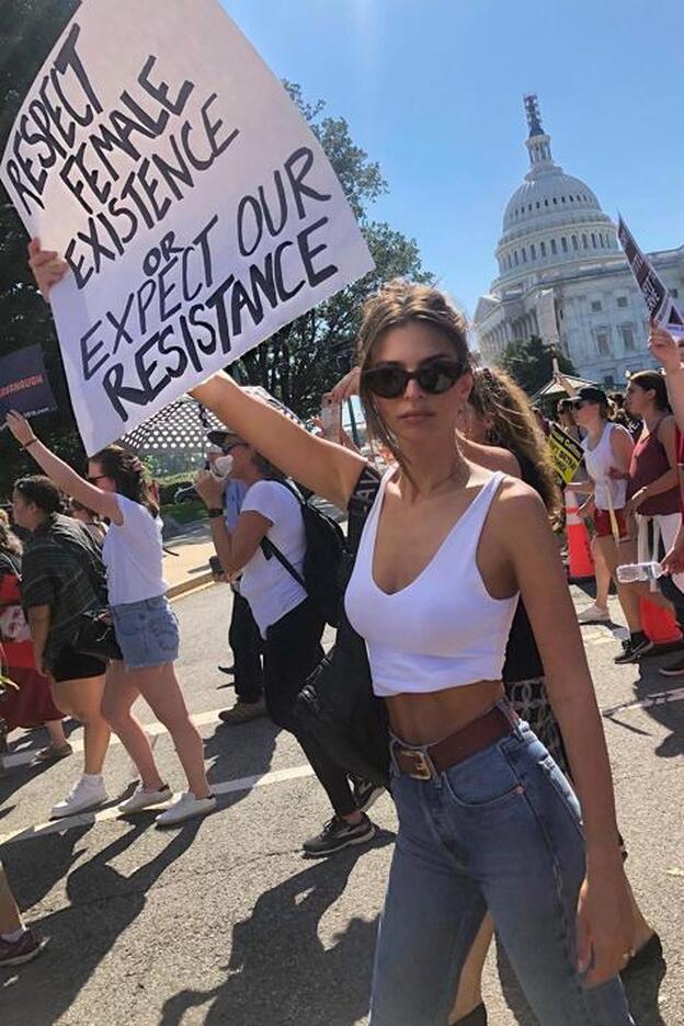 Emily Ratajkowski y Amy Schumer, detenidas en Washington D.C