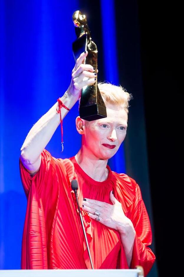 Tilda Swinton con el Gran Premio Honorífico al Festival de Cine de Sitges./gtres.