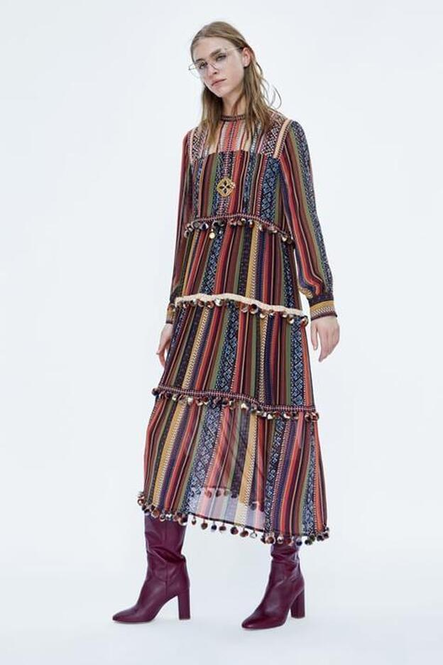Vestido de rayas multicolor con detalle de pompones, 59,95 euros.