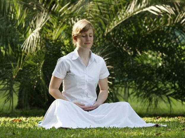 Mujer meditando.