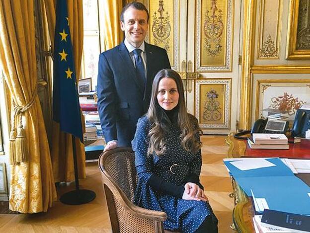 Con el presidente francés Enmanuel Macron, que ve en ella un puente posible entre la Francia laica y la comunidad musulmana más ortodoxa.