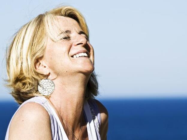 Una mujer sonriendo./Getty images