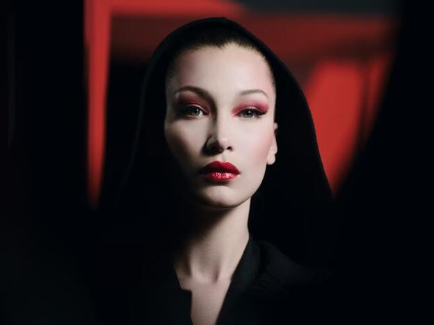 Bella Hadid convertida en vampiresa por Peter Philips, director creativo de Maquillaje de Dior.