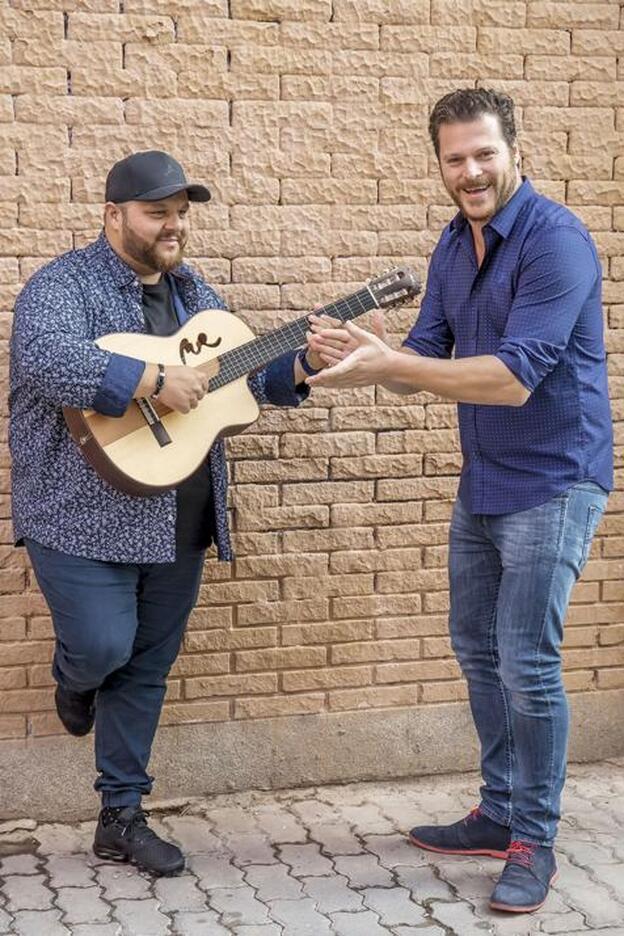 Jota Abril con David Barrull durante su entrevista con 'Corazón'.