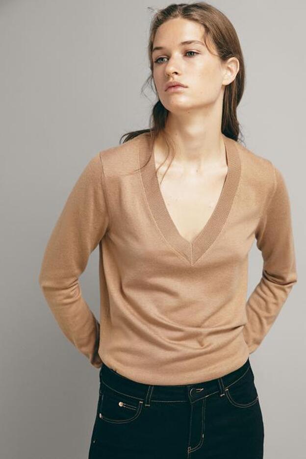 Jersey camel 100% cashmere en Massimo Dutti (99,95 euros).