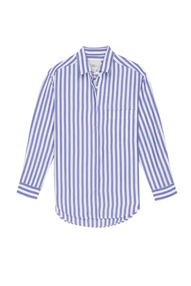 Camisa de rayas azules y blancas, con cuello clásico y manga larga.