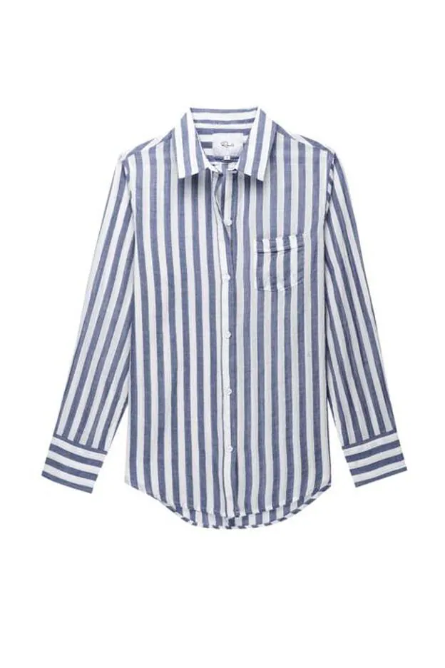 Camisa con estampado de rayas gruesas en blanco y azul y cuello clásico.