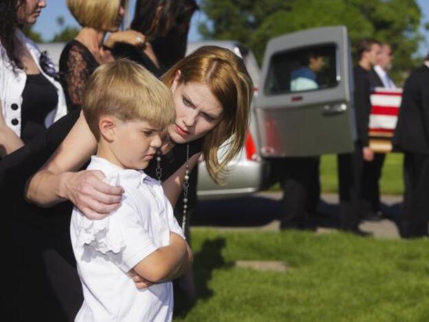 Un niño en un funeral.
